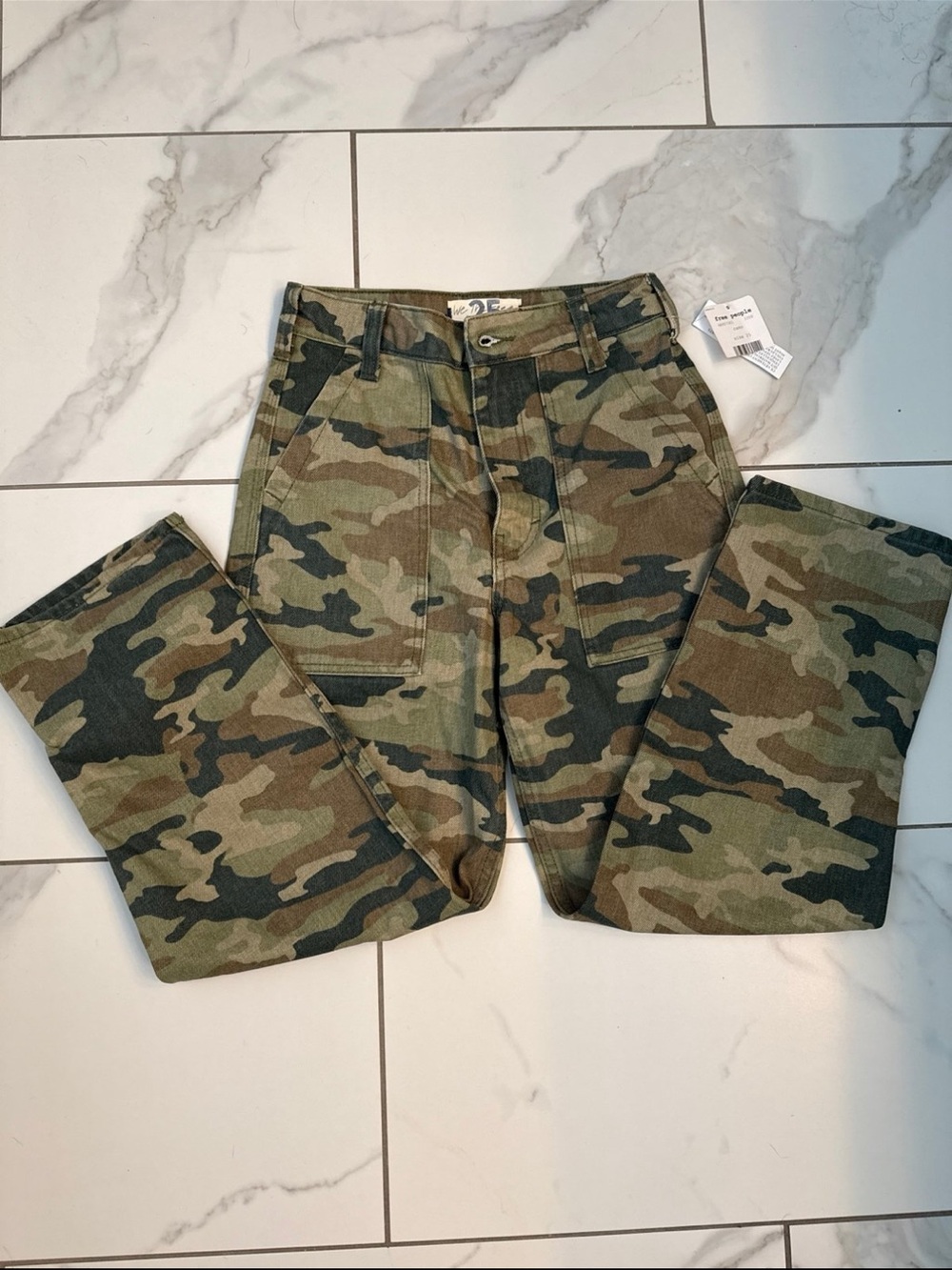 Free People Camo Cropped Remy Size 25 Pants in Olive and Brown